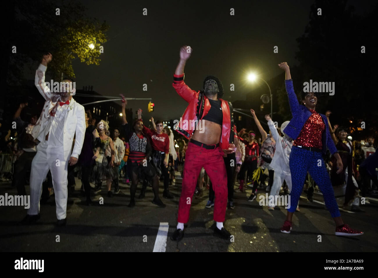 New York, gli Stati Uniti. 31 ott 2019. I partecipanti la danza di Michael Jackson canzone Thriller come si cammina fino Sixth Avenue in costume al 46th annuale di Halloween Parade giovedì 31 ottobre, 2019 nella città di New York. Migliaia partecipano in parata quali funzioni tradizionali e non tradizionali costumi, ballerini, pupazzi giganti e musica. Foto di Giovanni Angelillo/UPI Credito: UPI/Alamy Live News Foto Stock