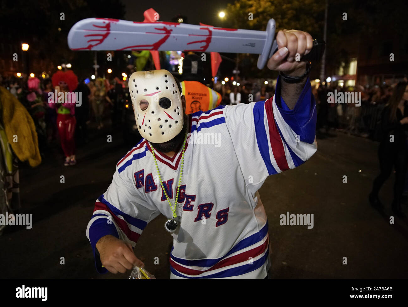 New York, gli Stati Uniti. 31 ott 2019. Un partecipante indossa un New York Rangers Jersey mentre si cammina fino Sixth Avenue in costume al 46th annuale di Halloween Parade giovedì 31 ottobre, 2019 nella città di New York. Migliaia partecipano in parata quali funzioni tradizionali e non tradizionali costumi, ballerini, pupazzi giganti e musica. Foto di Giovanni Angelillo/UPI Credito: UPI/Alamy Live News Foto Stock