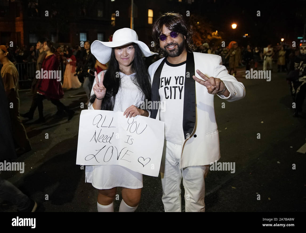 New York gli Stati Uniti. 31 ott 2019. I partecipanti vestiti come John Lennon e Yoko Ono a piedi fino Sixth Avenue in costume al 46th annuale di Halloween Parade giovedi 31