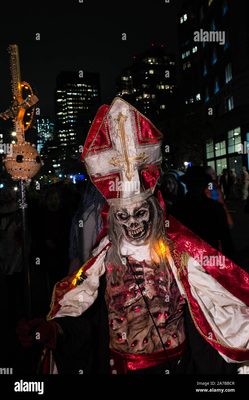 New York, NY - 31 ottobre 2019. annuale di Greenwich Village Halloween Parade lungo Manhattan 6th Avenue. Un uomo costume come un papa con una morte la testa, completare con accappatoi, la ferula papale, e mitre. Credit: Ed Lefkowicz/Alamy Live News Foto Stock