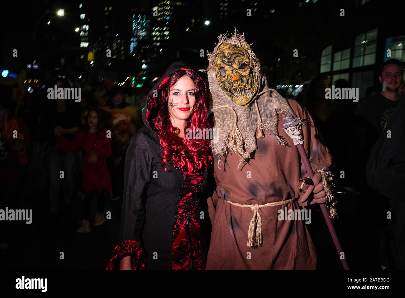 New York, NY - 31 ottobre 2019. annuale di Greenwich Village Halloween Parade lungo Manhattan 6th Avenue. Una donna con un ragno arrampicarsi il suo volto si erge con un uomo con una morte alla testa. Credit: Ed Lefkowicz/Alamy Live News Foto Stock