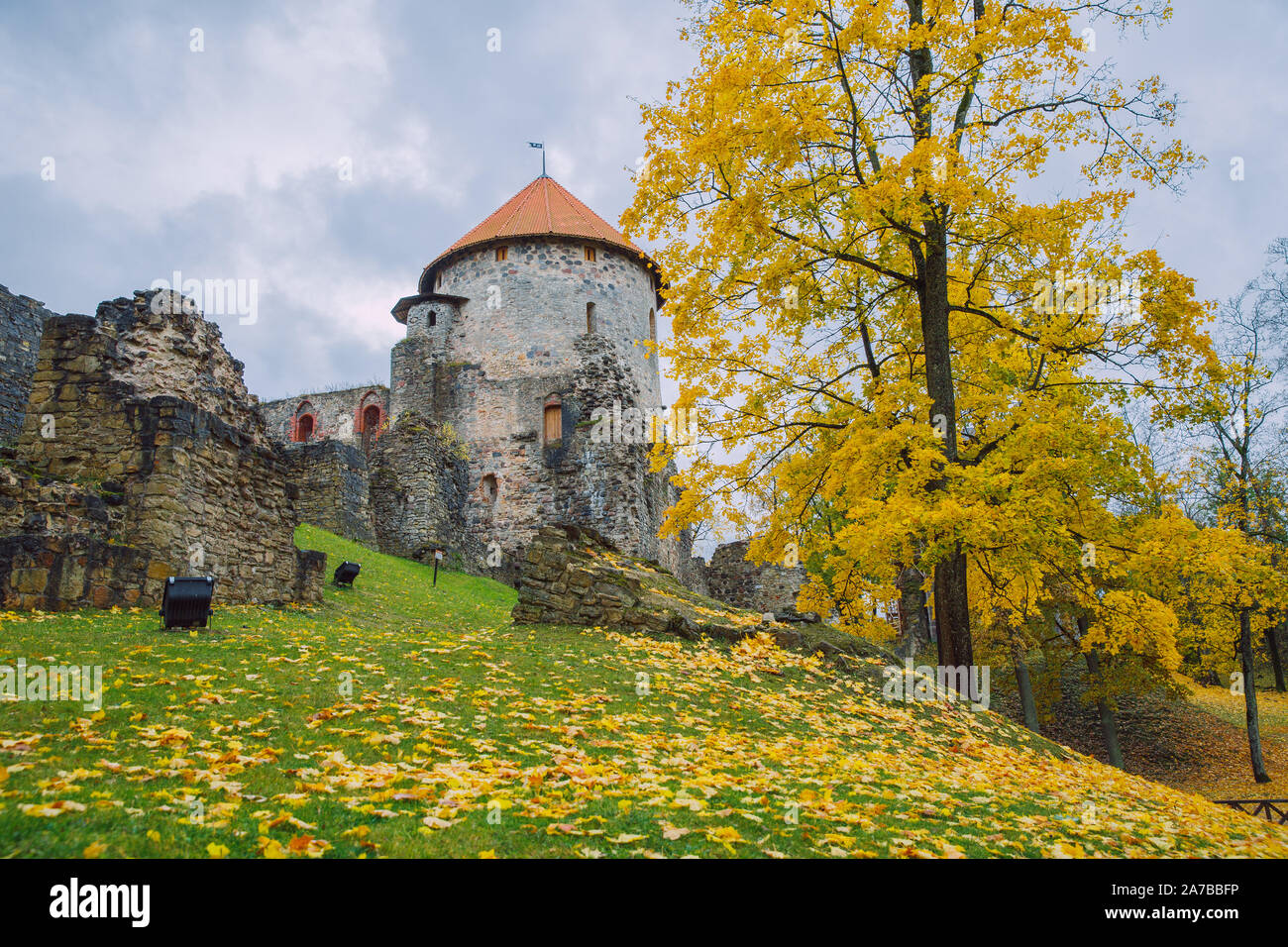 Città Cesis, Lettonia Repubblica. Il vecchio castello e rocce, l'autunno. Architettura storica. 12. okt. Foto Stock