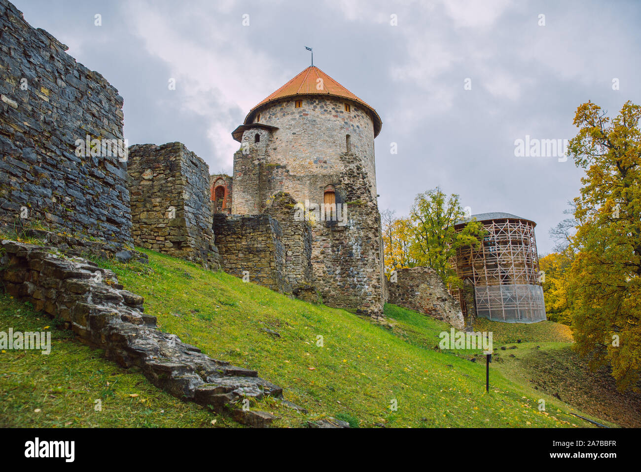 Città Cesis, Lettonia Repubblica. Il vecchio castello e rocce, l'autunno. Architettura storica. 12. okt. Foto Stock