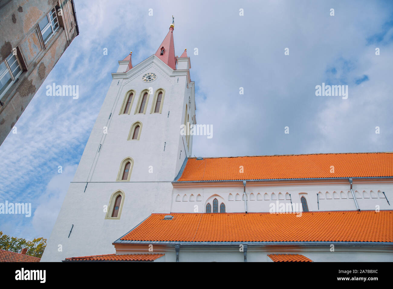 Città Cesis, Lettonia Repubblica. Vecchia chiesa e rocce, l'autunno. Architettura storica. 12. okt. Foto Stock