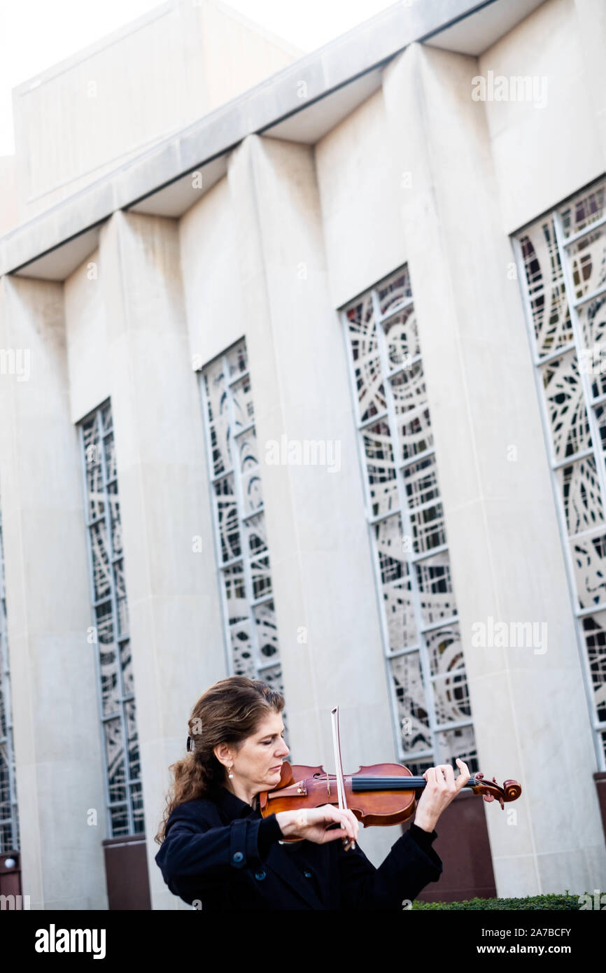 Pittsburgh, Stati Uniti. 27 ott 2019. Una donna che suona un violino presso il memorial.Un anno dopo le riprese con l'albero della vita alla sinagoga di Squirrel Hill, Pittsburgh, PA, molti ritornano alla sinagoga di pagare i loro punti di vista. Credito: SOPA Immagini limitata/Alamy Live News Foto Stock