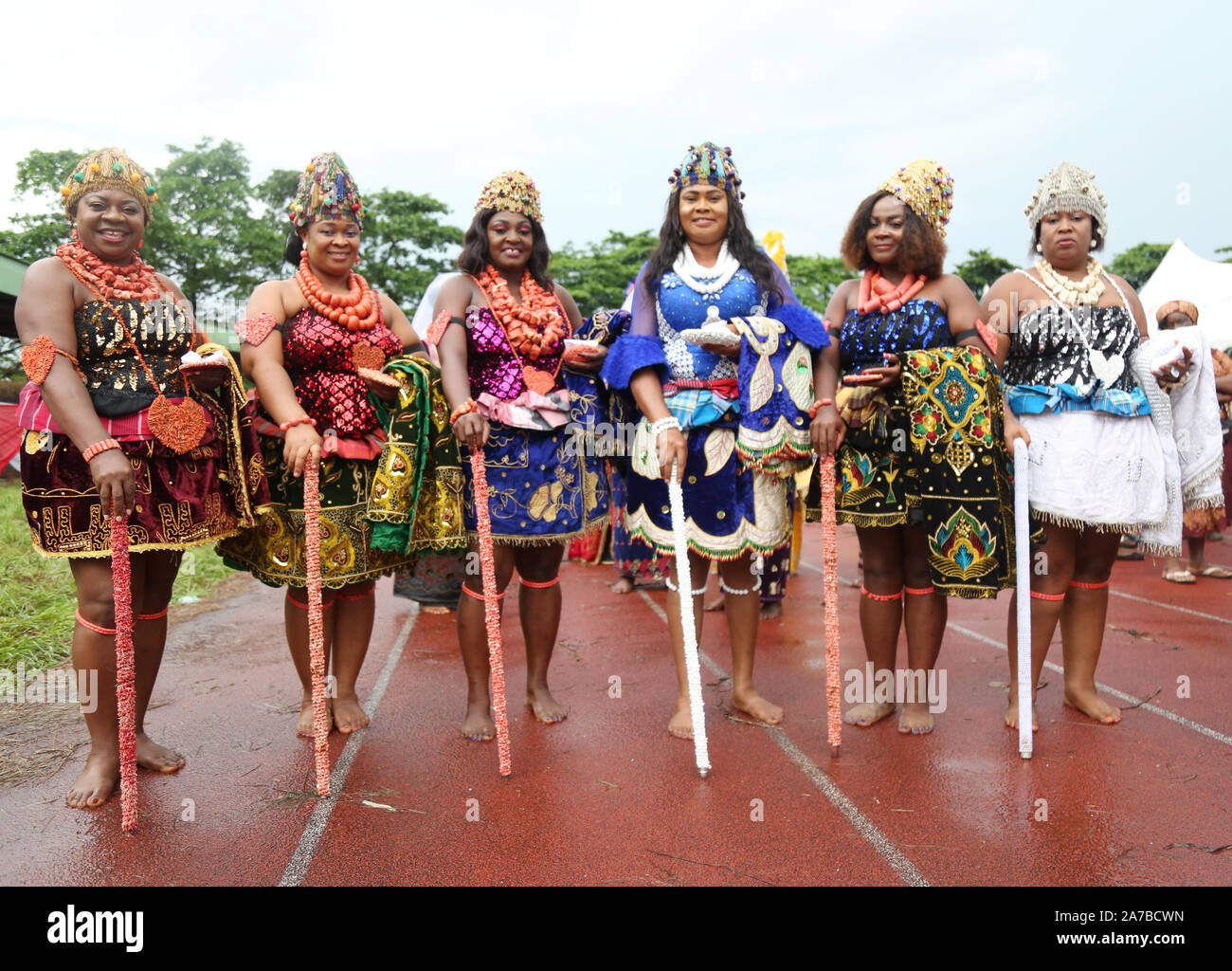 Le Signore di Kalabari mostrano la ricca cultura nigeriana durante il Festival Nazionale delle Arti e della Cultura (NAFEST) nello Stato di Edo, in Nigeria. Foto Stock