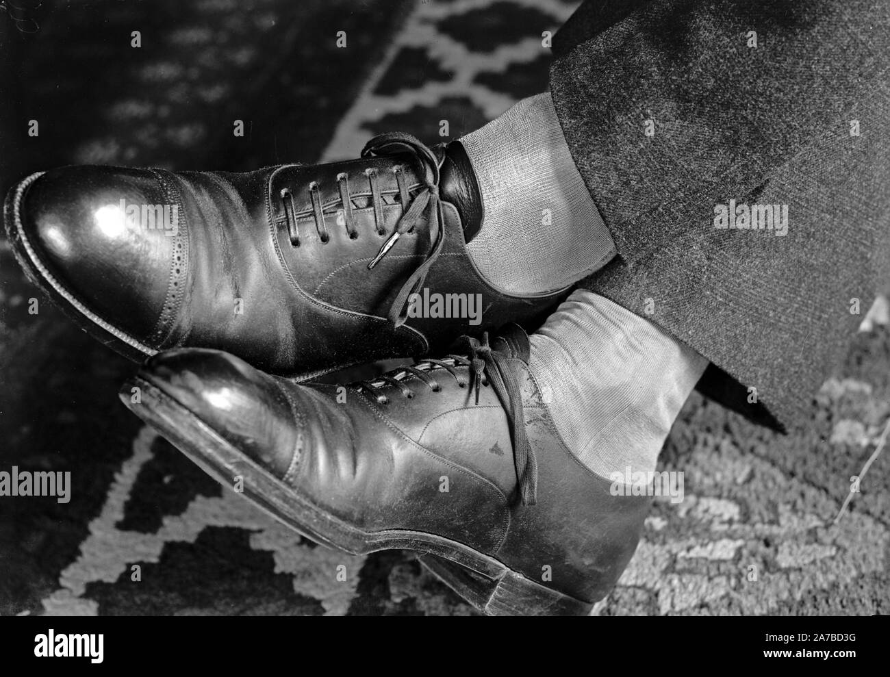 Uomo di mostrare a tutti la sua pelle di squalo scarpe ca. 1919 Foto stock  - Alamy