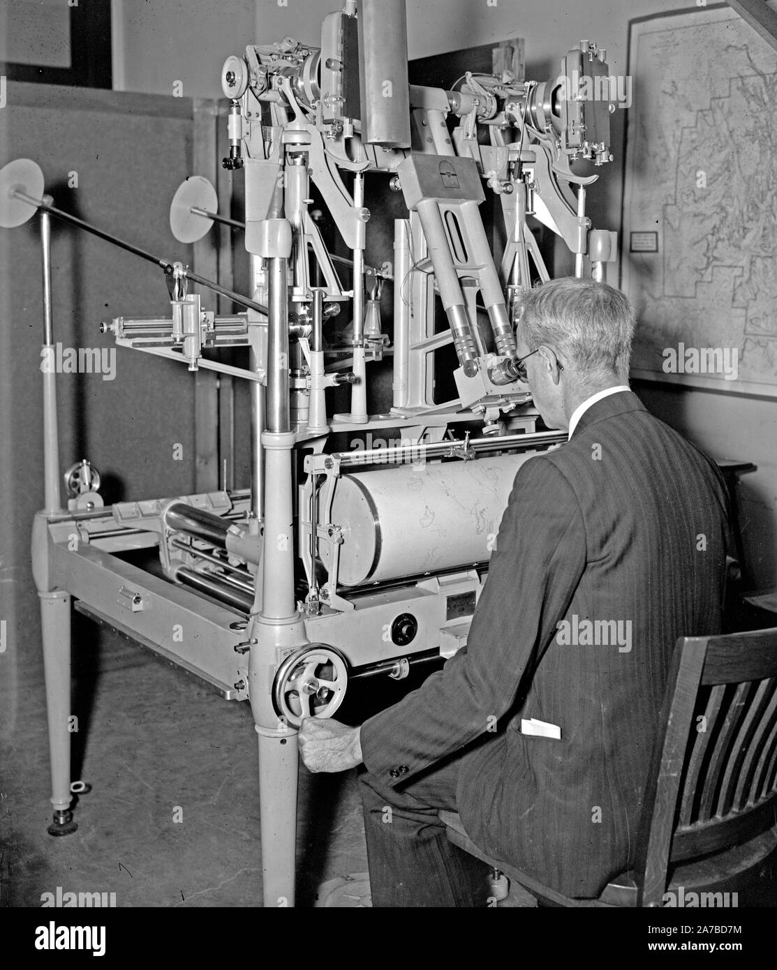 Geological Survey, Dept. Interno. Washington, 13 Mar. E.A. Shuster lavora con la costruzione erocartograph topografie da aereo foto ca. 1937 Foto Stock