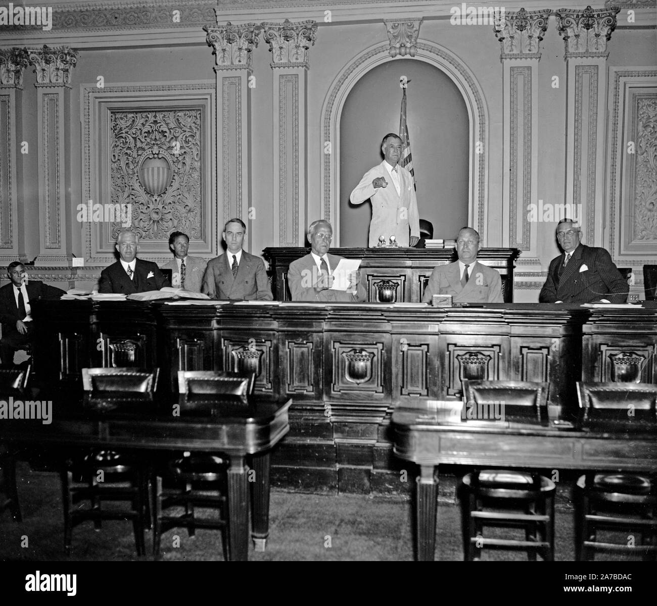 Mentre il Vice-presidente Garner è in vacanza nel Texas durante le prossime settimane, Senatore Key Pittman, Presidente Pro Tem presiederà il Senato. Il senatore Pittman è mostrato con altri ufficiali del Senato come la sessione si è aperta questa mattina. Da sinistra a destra: Chesley W. Viaggio, armi al Sergente; Leslie L. Biffle, Segretario per la maggioranza; Charles L. Watkins, deputato e ufficiale addetto; John C. Crockett, Cheif commesso; il senatore Pittman chiave; smeriglio L. Frazier, Legislativo commesso; e Col. Edwin A. Halsey, Segretario. 6/14/37 Foto Stock
