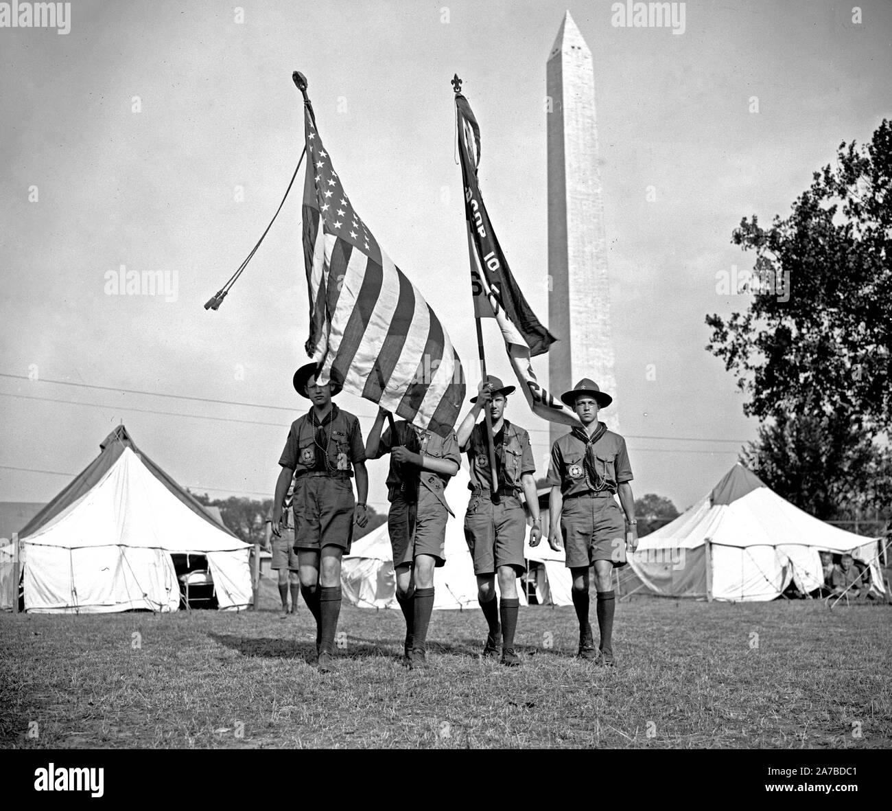 Boy Scout Color Guard bandiere di contenimento al Boy Scout Jamboree a Washington D.C. ca. 1937 Foto Stock