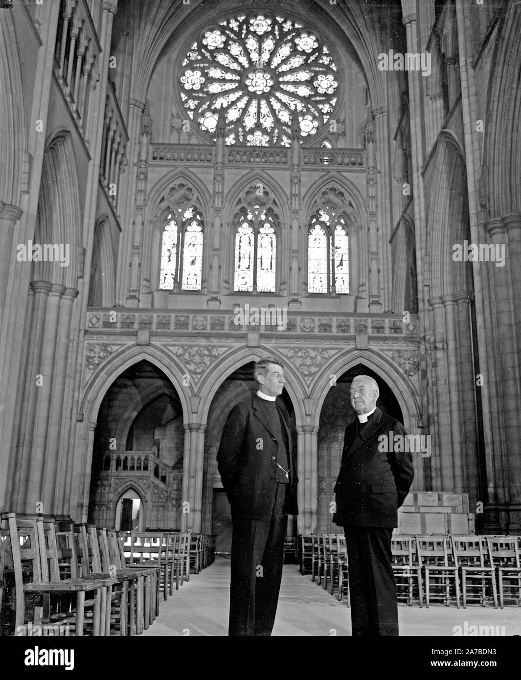 Con la Cattedrale di Washington a Washington D.C. - Il diritto Rev. James E. Freeman (r) vescovo di Washington e il Rev.mo Nobile. C. Powell, D.D. (L) ca. Settembre 14, 1937 Foto Stock