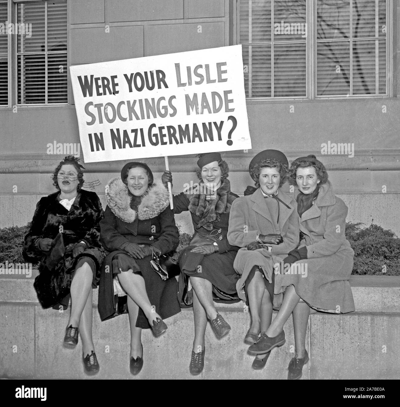 28 gennaio 1938 - queste ragazze, membri della delegazione del trecento lavoratori di calze da Philadelphia che ha sfilato per la Casa Bianca oggi in segno di protesta contro la seta giapponese boicottaggio presente un argomento convincente sul motivo per cui le donne devono continuare ad usura tubo flessibile di seta. Foto Stock