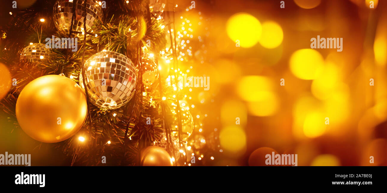 Albero di natale e la sfocatura bokeh sfondo delle luci. Natale e felice anno nuovo. Utilizzare per il biglietto di auguri, coperchio, banner, modello di intestazione. Foto Stock