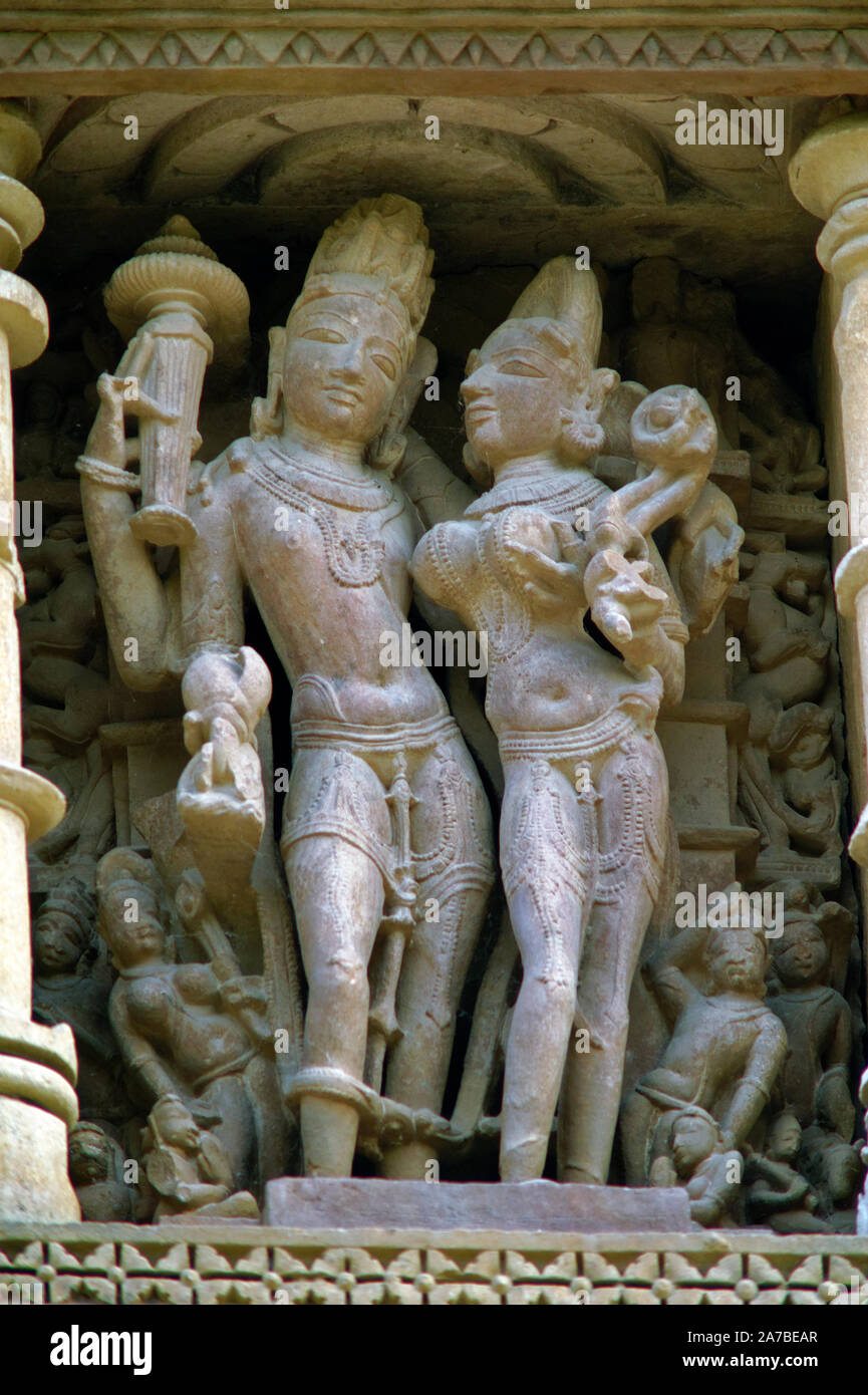 La scultura del dio Vishnu sulla parete del tempio Vamana Foto Stock