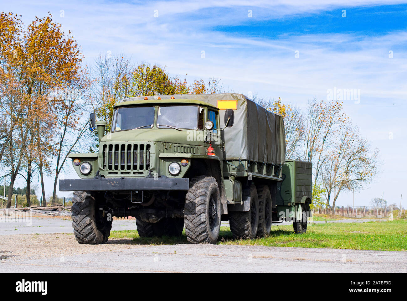 Una macchina militare è coinvolto nel conflitto Dombassi Foto Stock