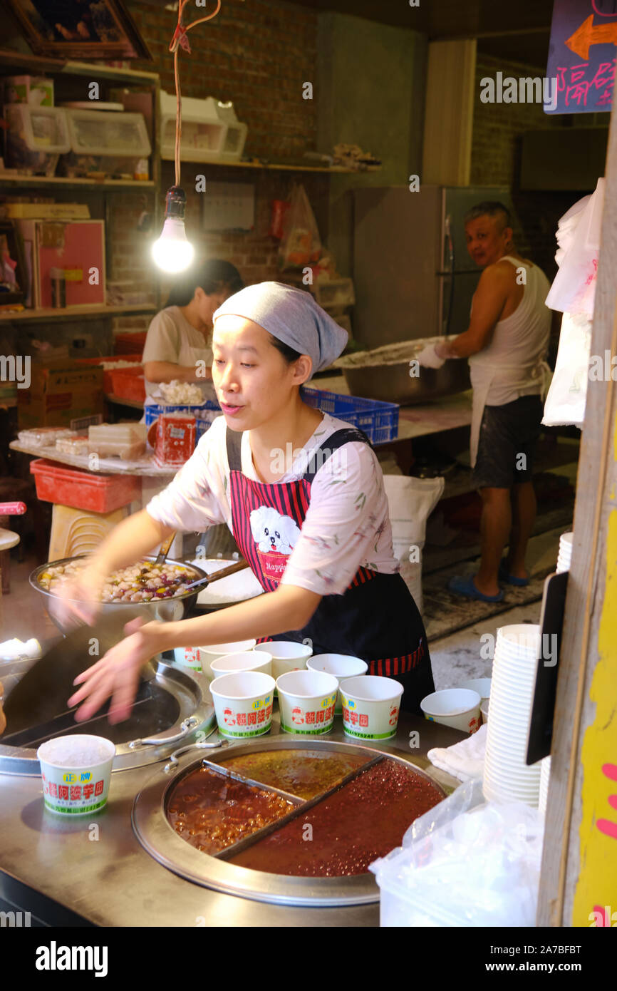 Una donna di vendita costituita da dessert di patata dolce, taro ed erba jelly in Jiufen Old Street, Jiufen Foto Stock