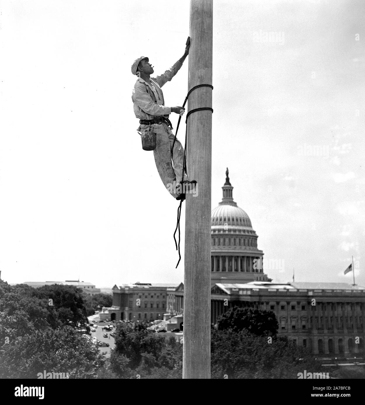 Lavoratore pittura bandiera polo del senato edificio per uffici a Washington D.C. ca. 1939 Foto Stock