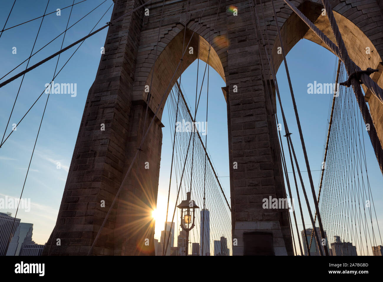 Ponte di Brooklyn closeup al tramonto nella città di New York Foto Stock