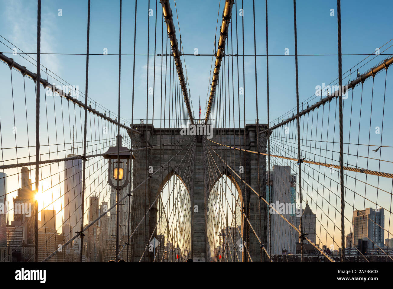 Ponte di Brooklyn e la skyline di Manhattan al tramonto in New York, Stati Uniti d'America Foto Stock