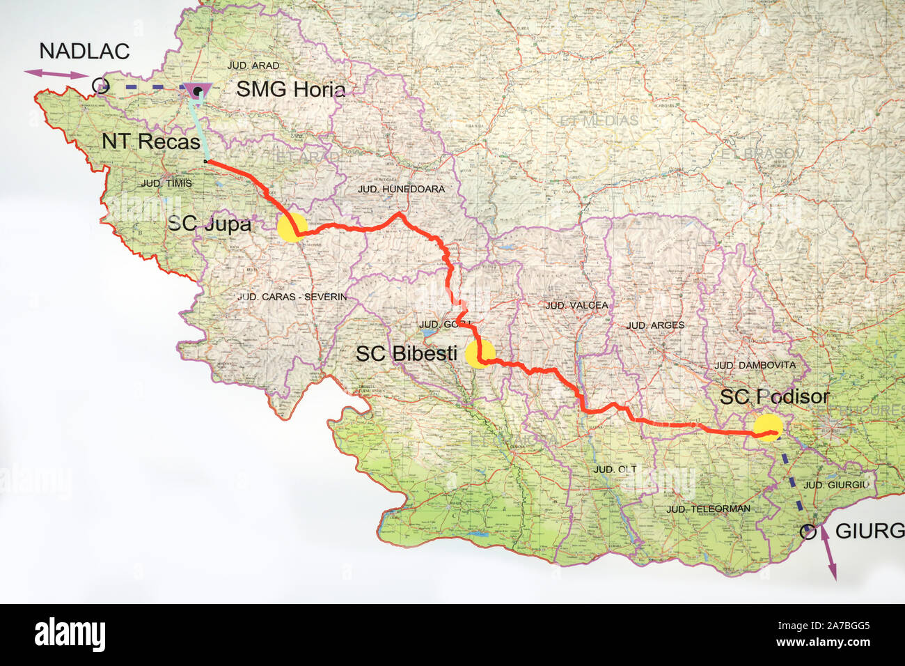 Podisor, Romania - 31 Ottobre 2019: immagine parziale con la mappa di Romania e con la BRUA conduttura di gas naturale piano. Foto Stock