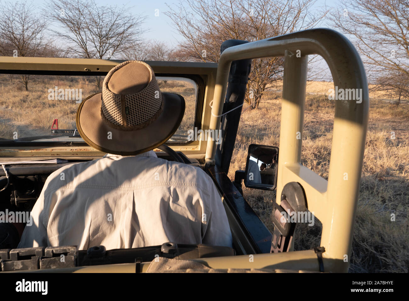 Guida di guida fuoristrada, All-Terrain Veicolo 4WD attraverso il bush Africano in sale di Makgadikgadi Pan, Botswana, Africa Foto Stock