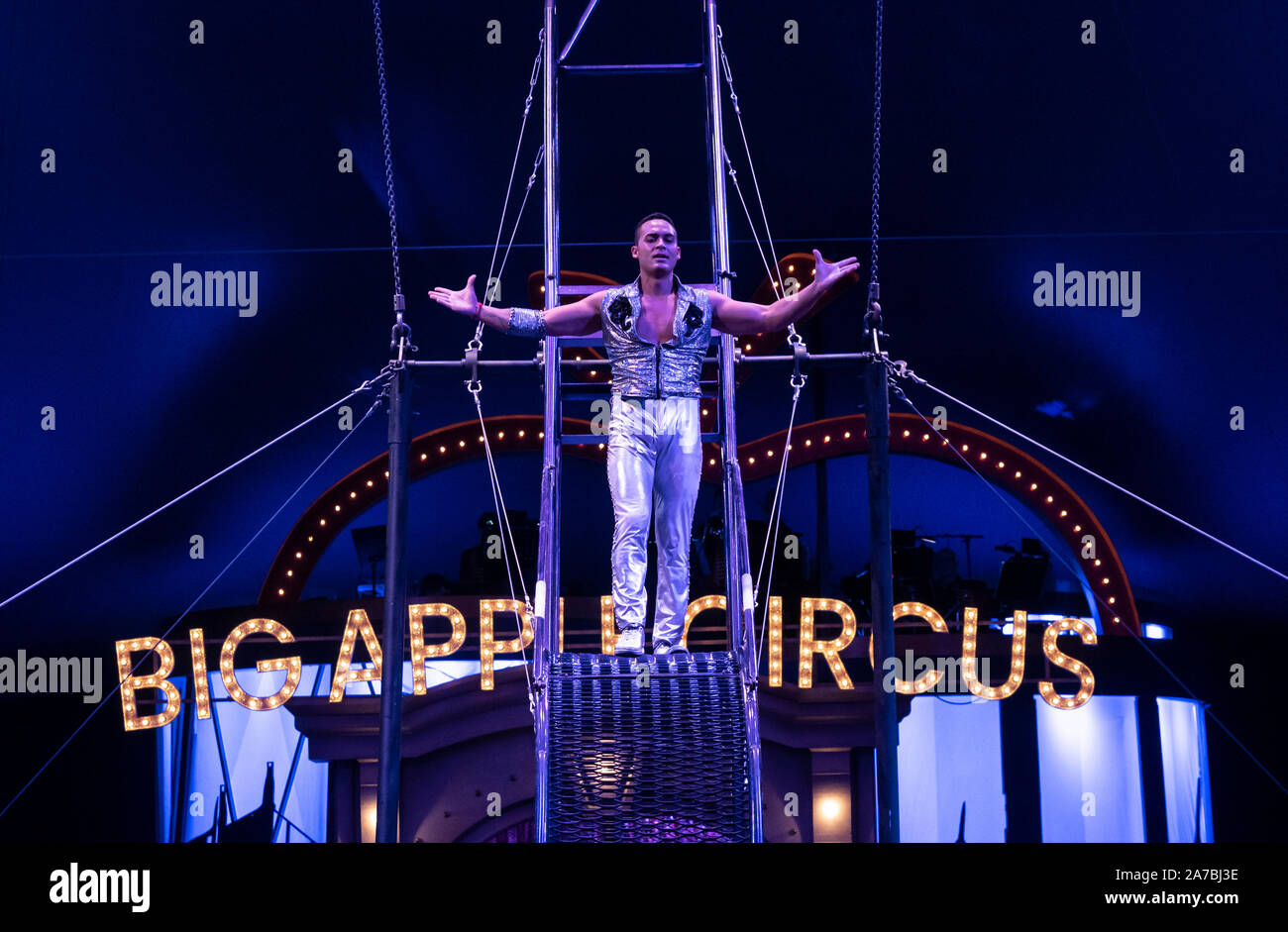 New York, NY - 31 Ottobre 2019: Jayson Dominguez esegue sulla ruota della  morte durante il periodo di Halloween palla al Big Apple Circus al Lincoln  Center Foto stock - Alamy
