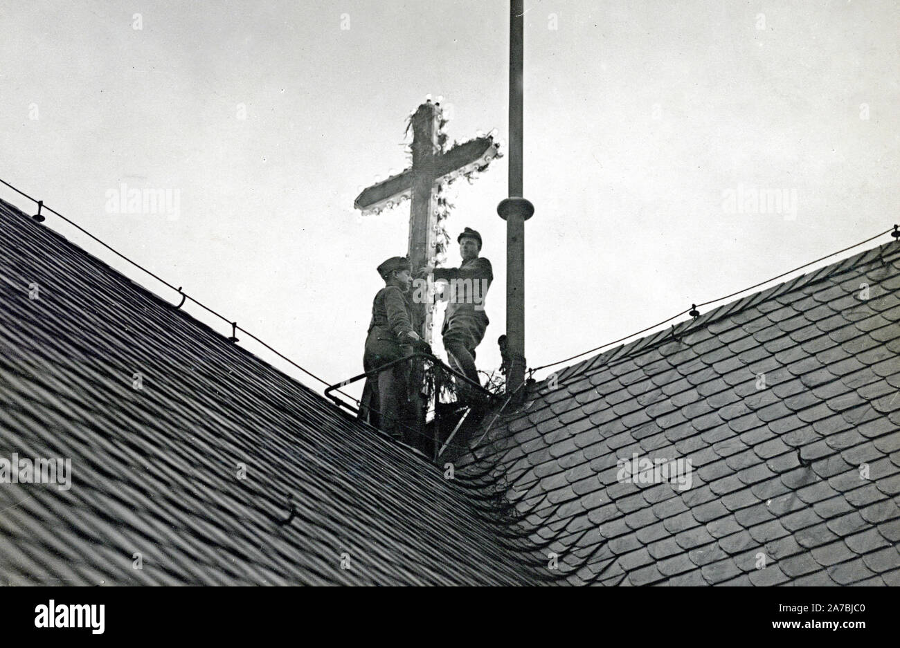 Una croce di luce brilla la stagione delle vacanze dal tetto del 3° Ard esercito americano sede di Coblenz, Germania ca. 1918-1919 Foto Stock