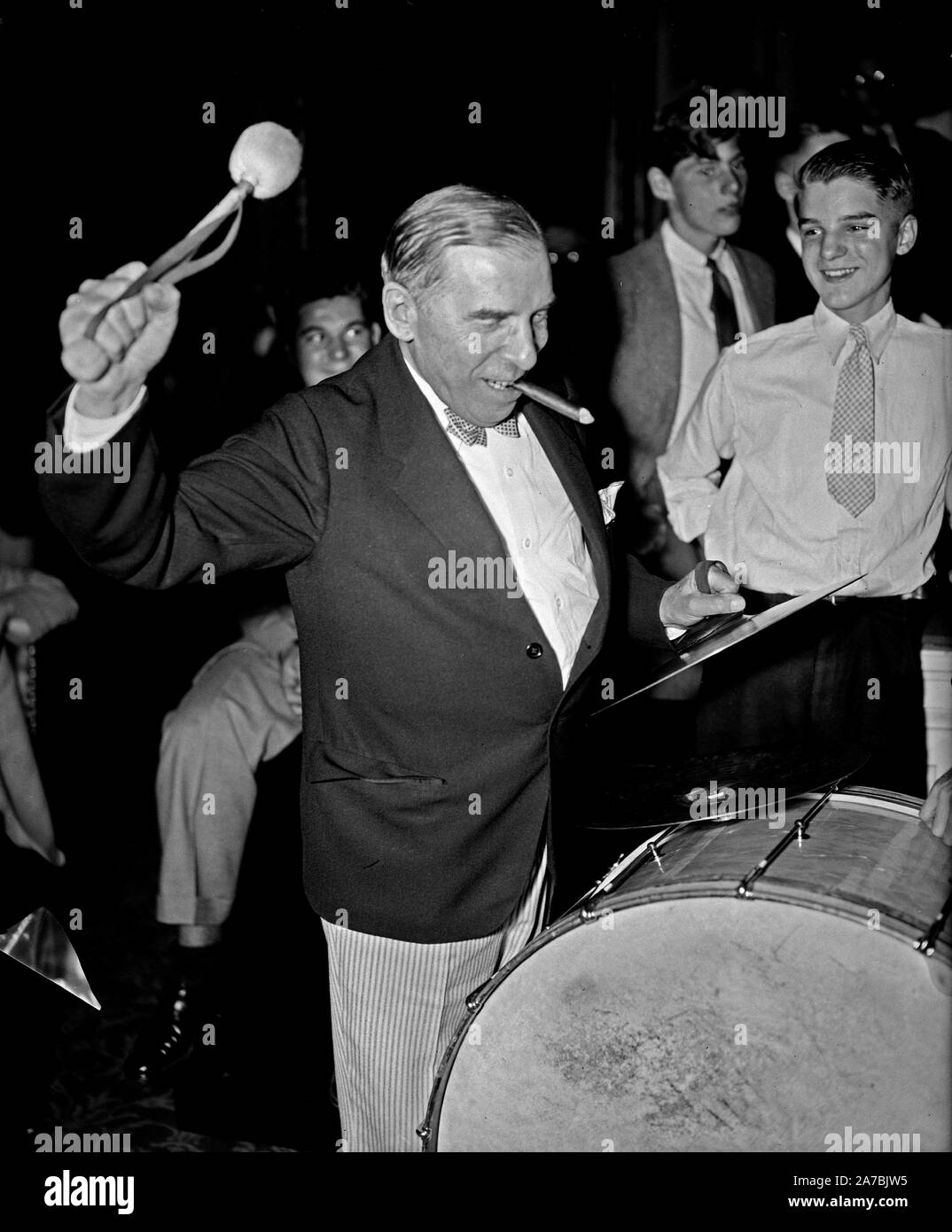 I musicisti del congresso, ha dato la casa a trattare la notte scorsa, giocando un numero di vecchi brani. Dal congressista suonando la batteria e fumare il sigaro 8/27/35 Foto Stock