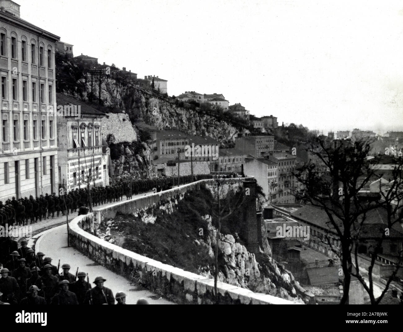 Truppe americane nel fiume, Ungheria: colonne degli americani in avvolgimento ripida collina all'arrivo come parte di Allied esercito di occupazione in Austria-Ungheria. Essi sono membri del Terzo battaglione, 332 U.S. La fanteria che sono arrivati nov. 19th, 1918. Foto Stock