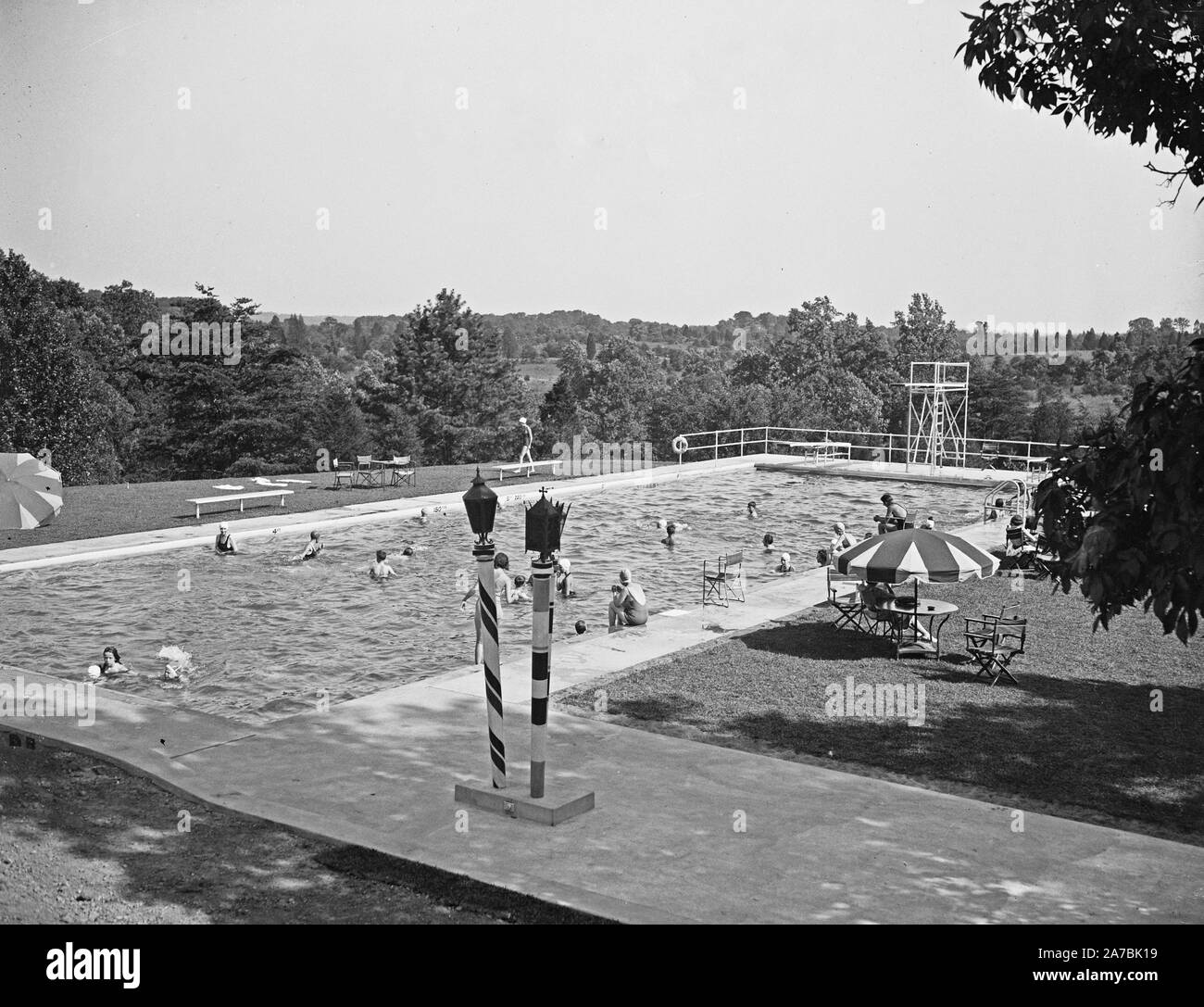 Piscina comunitaria ca. 1934 giugno Foto Stock