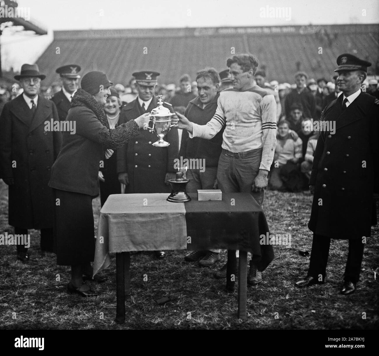 Trofeo cup al gioco del calcio (Army-Navy gioco?) ca. 1931 Foto Stock