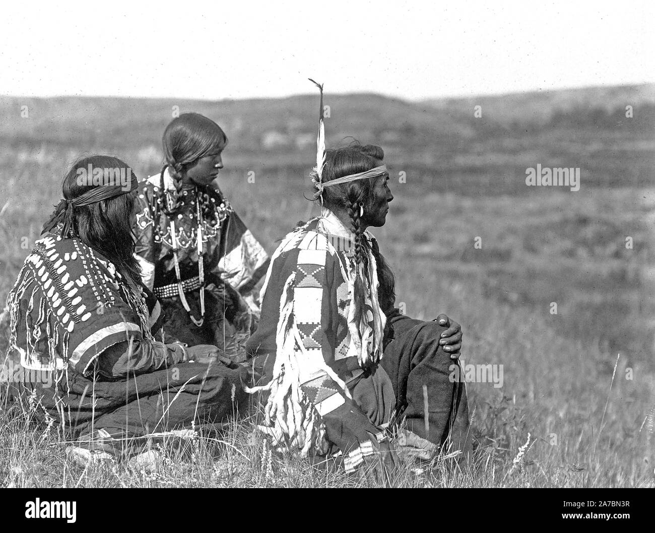 Edward S. Curtis nativi indiani americani - che si affaccia sul camp--Piegan indiani ca. 1910 Foto Stock