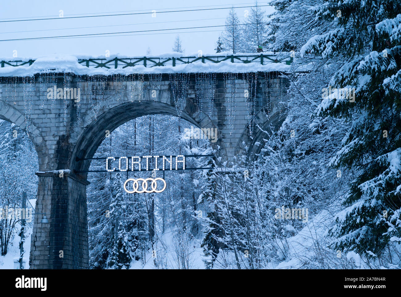 Cortina d Ampezzo, Italia - 4 Febbraio 2019: Accesa Cortina segno con anello di Audi Logo sul viadotto al crepuscolo. Foto Stock