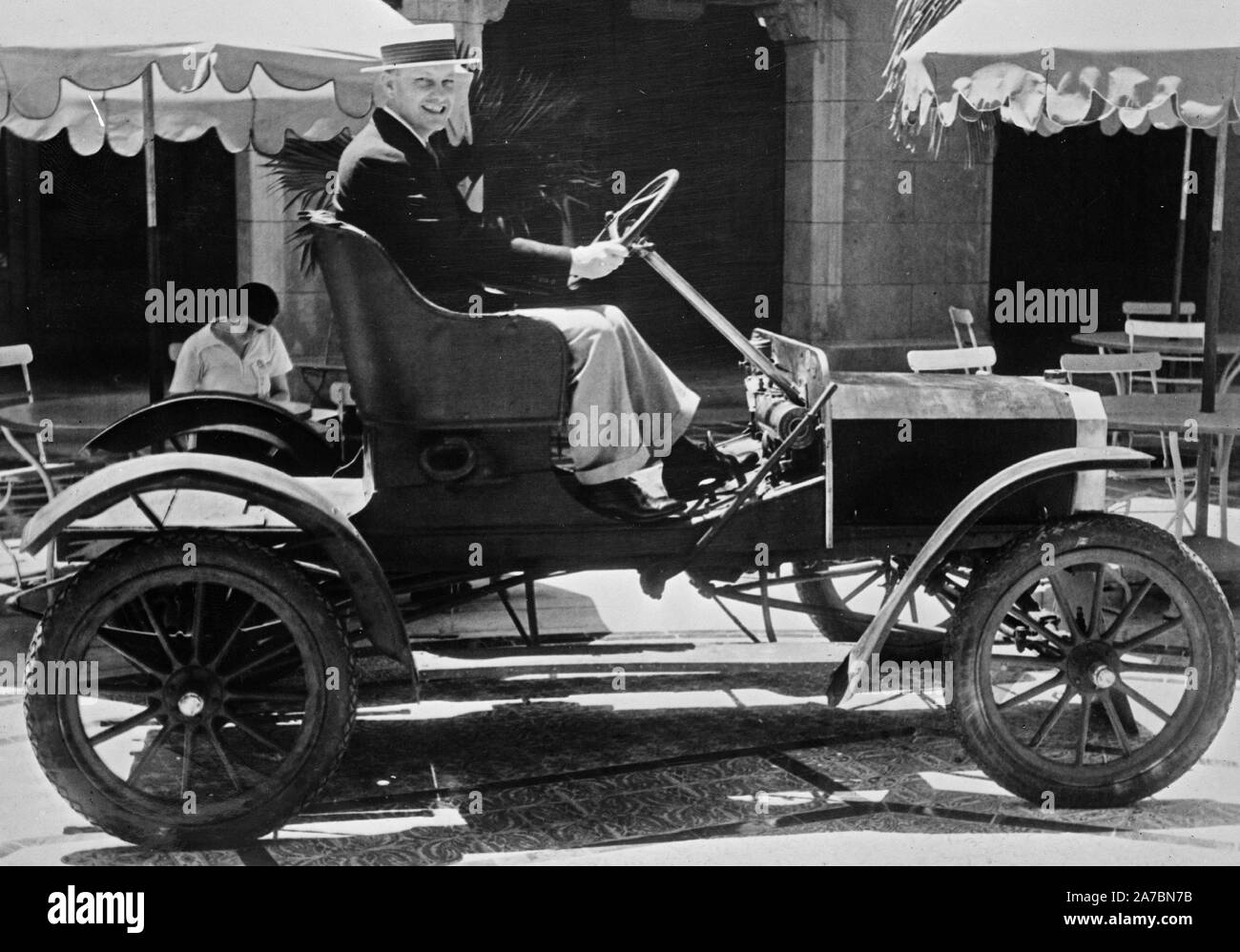 Uomo alla guida di automobili d'epoca, foto scattata nel 1935 Foto Stock