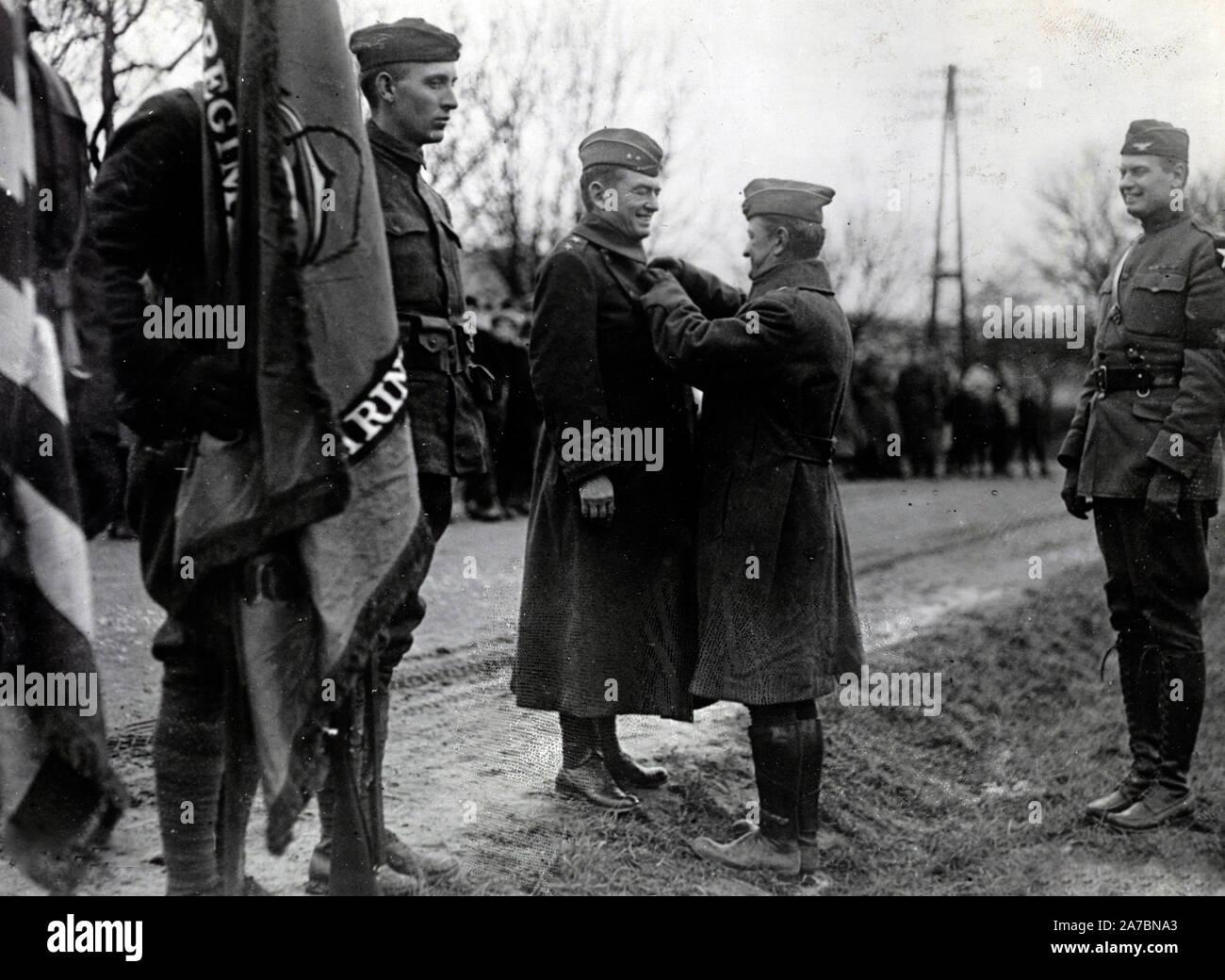 Con l'esercito americano di occupazione in Germania. Il comandante americano di Seconda Divisione, Maggiore Generale John A. Lejeune, U.S. Marine Corps, decorate con la Croix de Guerre - Generale di Brigata Wendel C. Neville, U.S.M.C., ripongono sulla medaglia Foto Stock