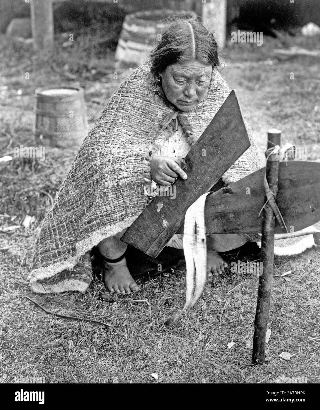 Edward S. Curtis nativi indiani americani - Preparazione di corteccia di cedro--Nakoaktok ca. 1914 Foto Stock