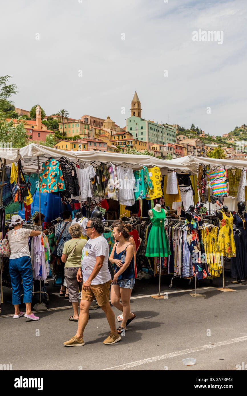 Il famoso mercato del venerdì a Ventimiglia in Italia Foto Stock