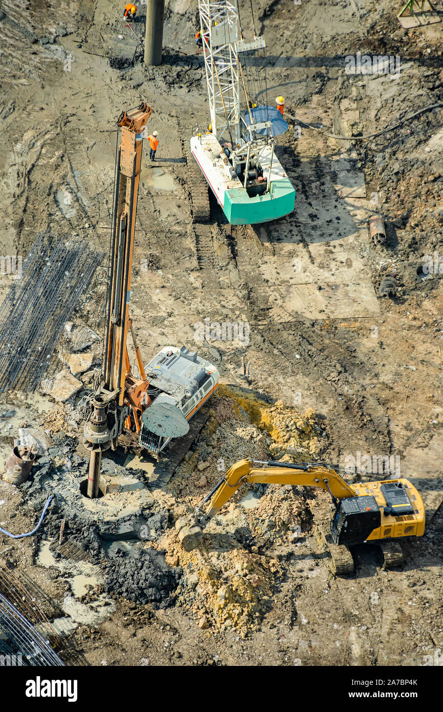 Vista aerea del calcestruzzo pali forati lavori di fondazione su un sito in costruzione. Foto Stock