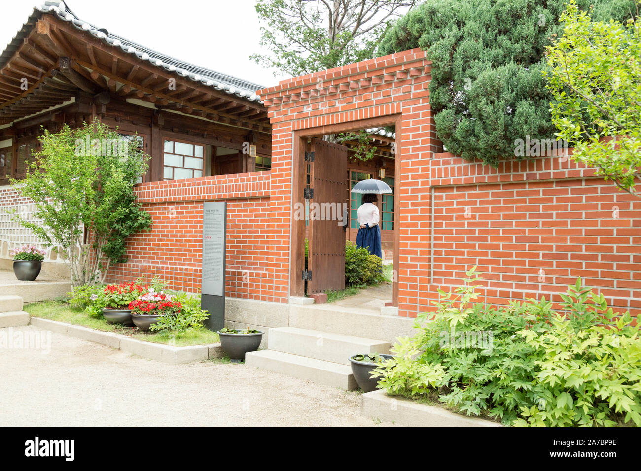 La porta di ingresso al retro In-je House Museum a Seul, in Corea del Sud. Esso è stato originariamente costruito nel 1913 durante l'occupazione giapponese da un pro banchiere giapponese. Foto Stock