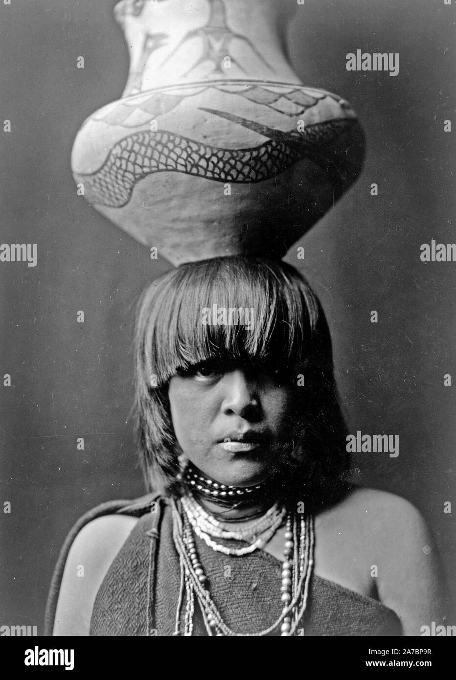 Edward S. Curits nativi indiani americani - San Ildefonso ragazza con grande vaso bilanciato sulla sua testa ca. 1927 Foto Stock