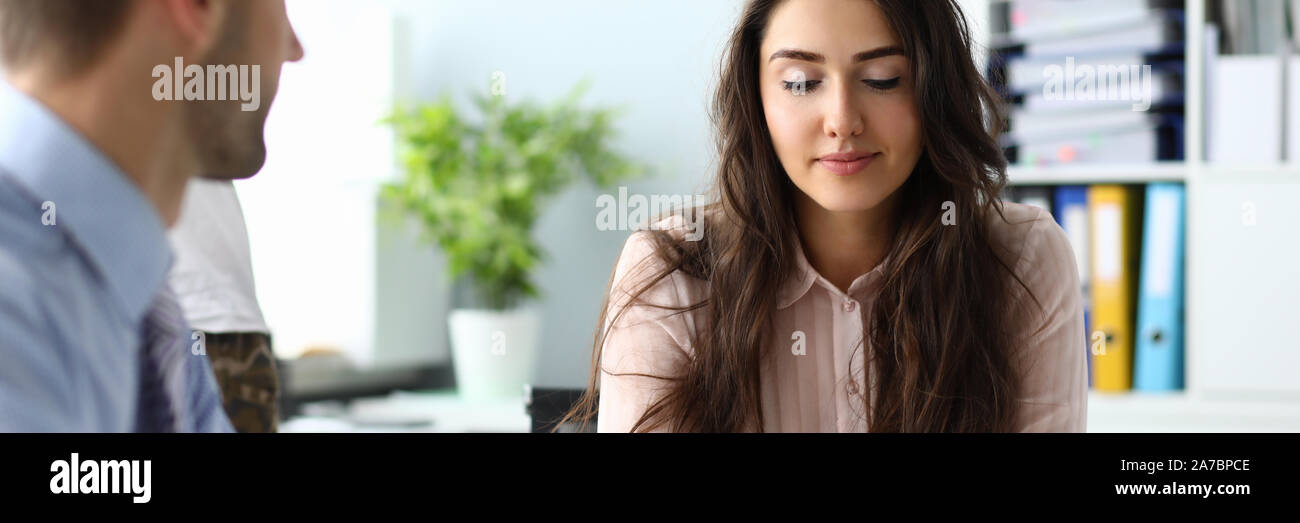 Lovely lady in una società internazionale Foto Stock