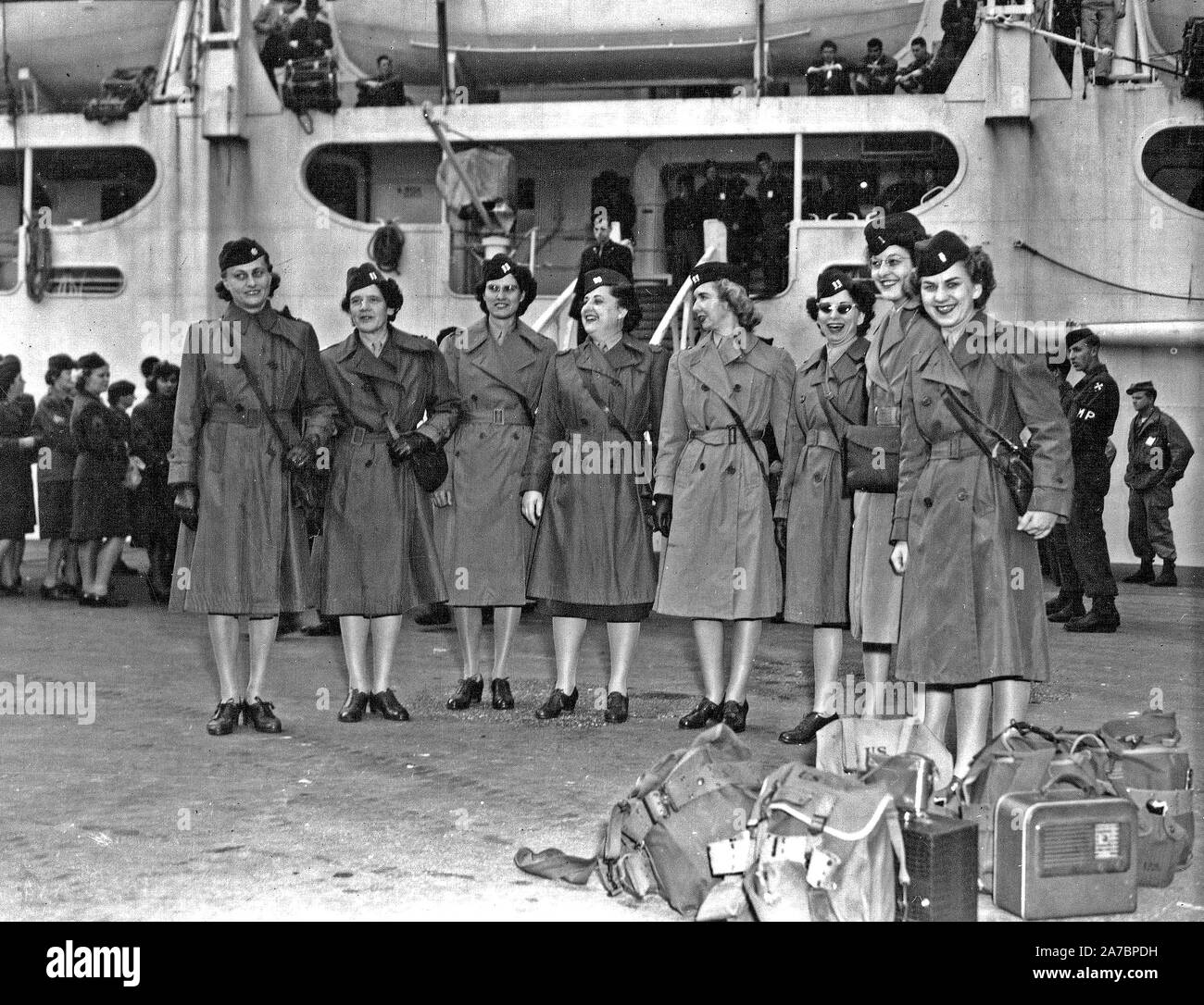 Primo contingente di WAC per Tokyo Duty: un gruppo di neo arrivato WAC ufficiali, parte del primo gruppo di oltre 200 gli ufficiali e a tutto il personale arruolato per essere assegnato alla sede centrale e servizio gruppo, GHO-AFPAC, Tokyo, Giappone, dopo sbarcarono dal USAHS., 'Comfort', al secondo il maggiore porto Yokohama, Giappone, nov. 24th. L-R: Il Mag. Pauline V. Lynch, WAC DIRETTORE DEL PERSONALE; Capt. Mildred Surgess, WAC C.O; Capt. Jean uncini; Capt. Casa di Maria; Capt. Gladys Netles: Capt. Harriet Fevensen; Lt. Elanor Moffie, e il tenente Marie Knaseak. Foto Stock