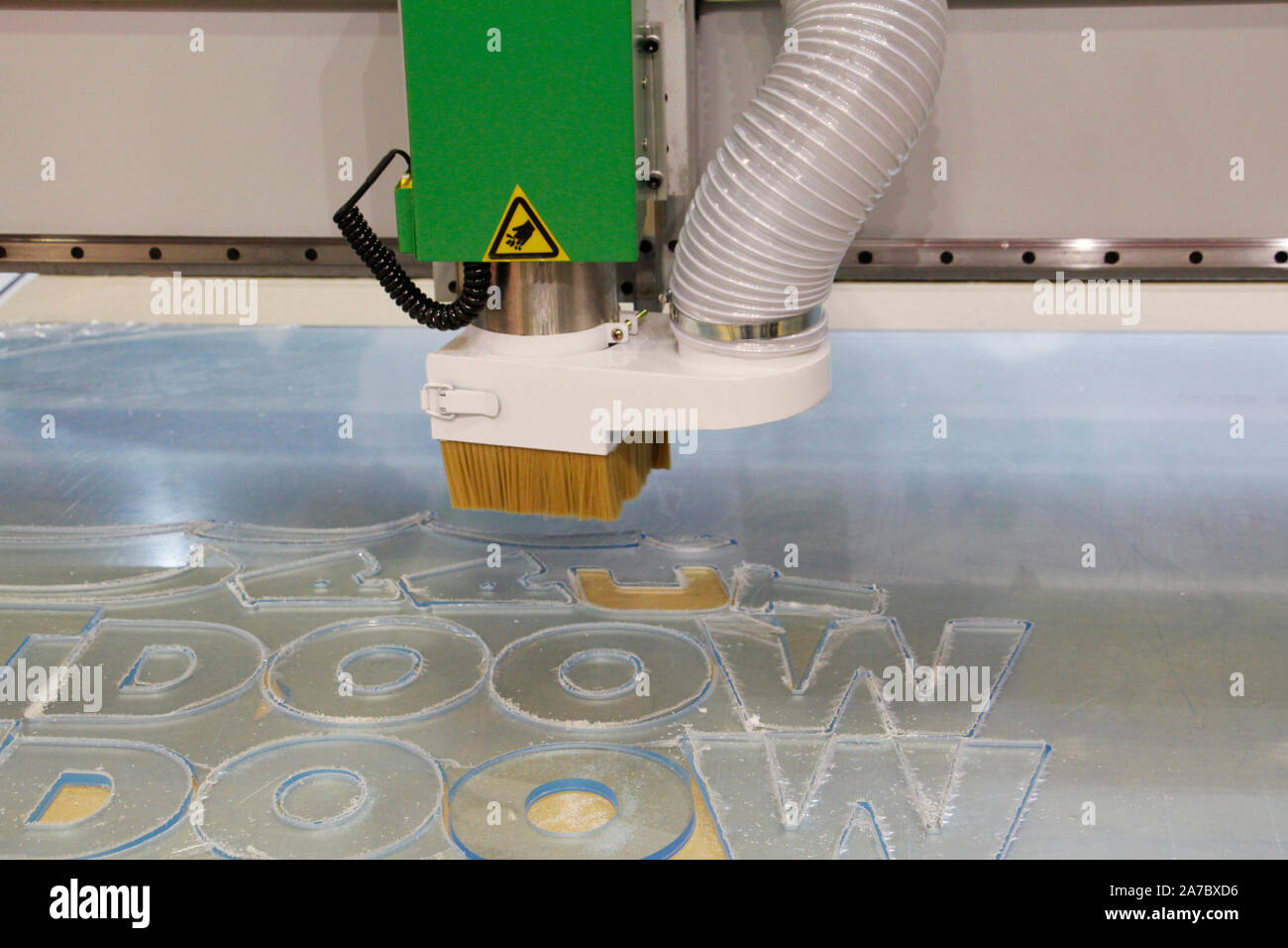 Raffreddati ad acqua e fresatura macchina per incisione. Macchina CNC. Il lavoro di fresatura nello spazio 2D e 3d. Lavorazione di vetro acrilico, modello di plastica e plexiglas. Foto Stock