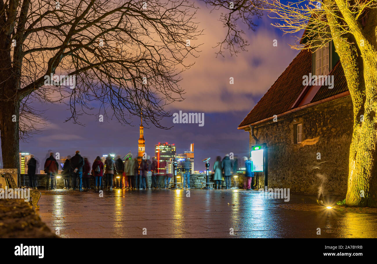 Tallinn, Estonia - 31.10.2019 Città Vecchia di Tallinn in tempo di notte, con una lunga esposizione Tallinn, Estonia Foto Stock