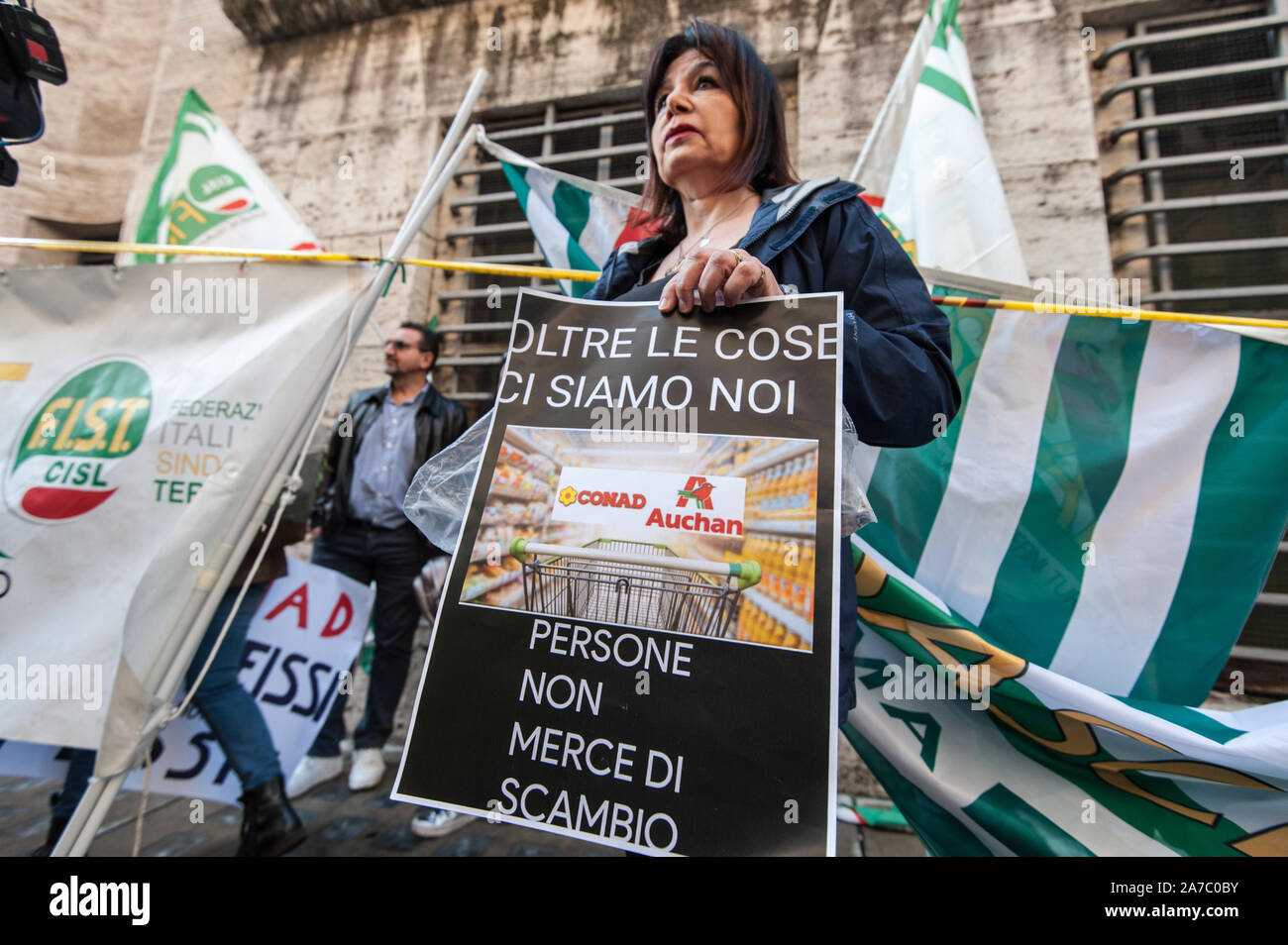 Roma, Italia - 30 ottobre i lavoratori con cartelli scritti "oltre le cose che ci sono a noi le persone che non sono merci di scambio' durante la .Garrison auchan fun Foto Stock