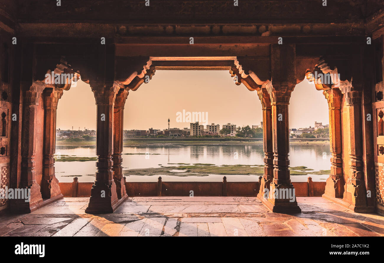 Struttura di architettura di Mughal che si affaccia sul fiume Yamuna e Agra cityscape. Foto Stock