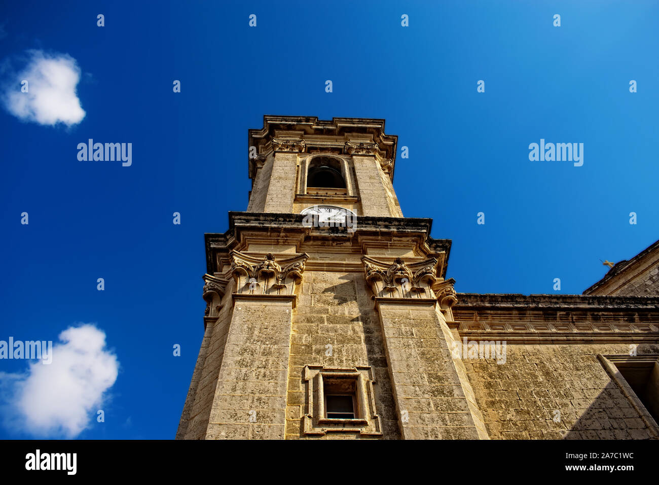 Guardando un Belfy di una chiesa in Attard, Malta Foto Stock