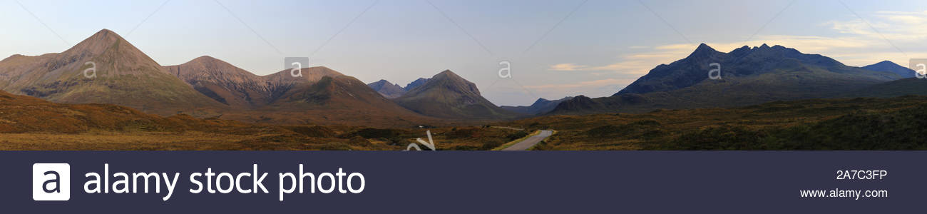 Una immagine panoramica del rosso e nero Cuillin mountain range dall'Isola di Skye Foto Stock