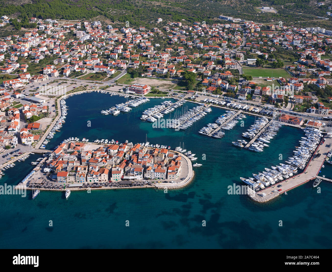 VISTA AEREA. Pittoresca città, penisola e porto turistico di Tribunj. Vicino a Vodice, Contea di Šibenik-Knin, Dalmazia, Croazia. Foto Stock