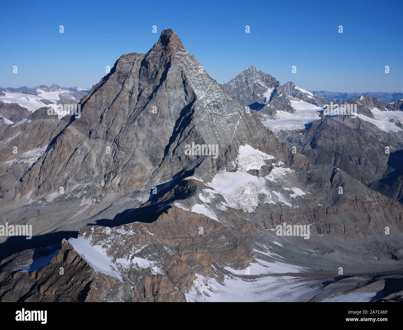 VISTA AEREA da est. 4478m-alto Cervino / Cervino. Valle d'Aosta, italia (a sinistra della cresta) e Cantone del Vallese, Svizzera (a destra della cresta). Foto Stock